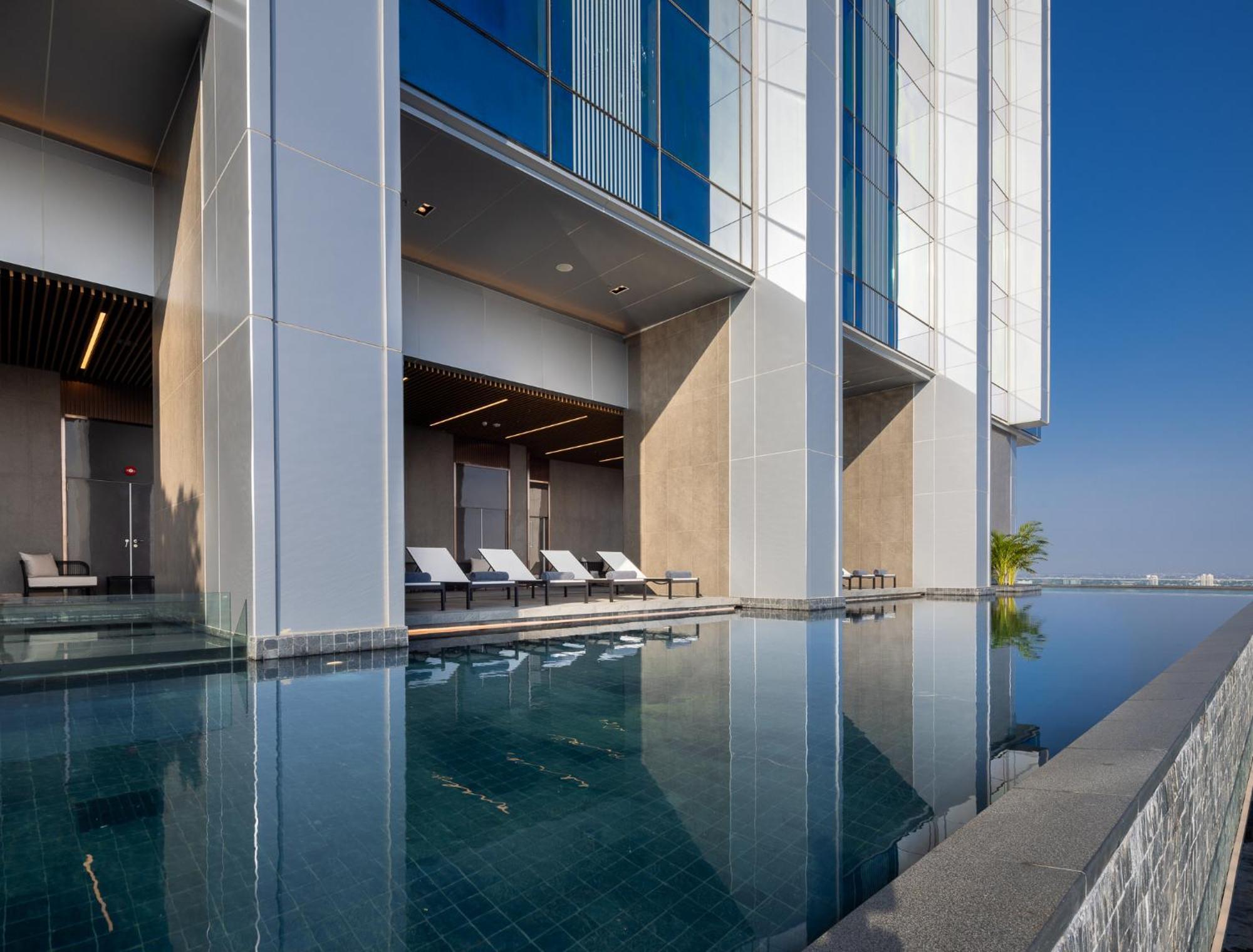 Eastin Grand Hotel Phayathai Banguecoque Exterior foto Infinity pool at the hotel