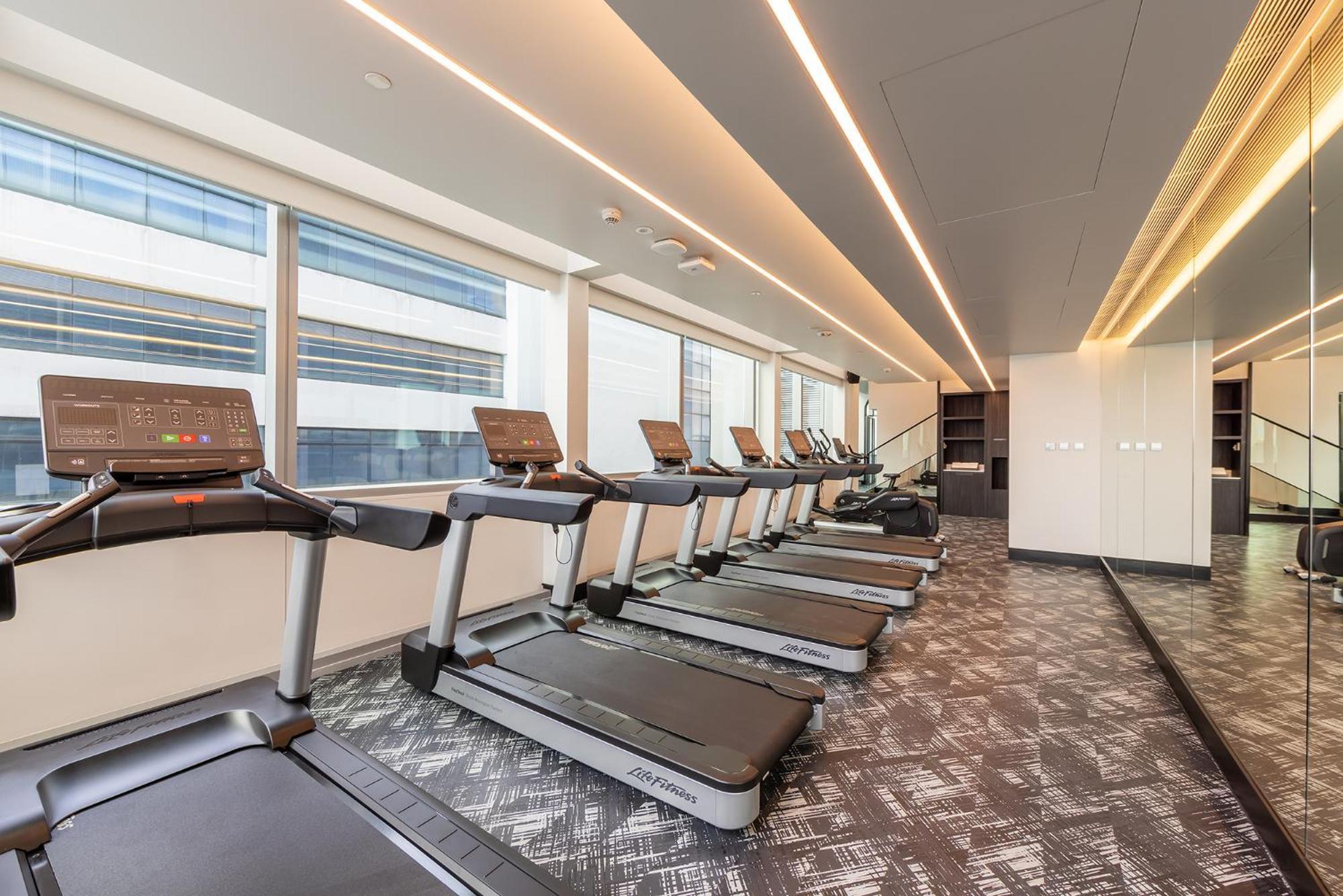 Eastin Grand Hotel Phayathai Banguecoque Exterior foto The gym at The Ivy Collection