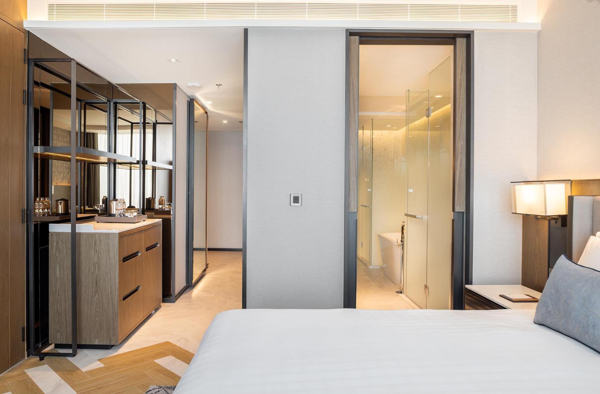 Eastin Grand Hotel Phayathai Banguecoque Exterior foto A sliding door